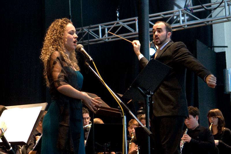 Maggy Ba�uls junto a la Agrupaci�n, dirigida por D. Antonio Campillo